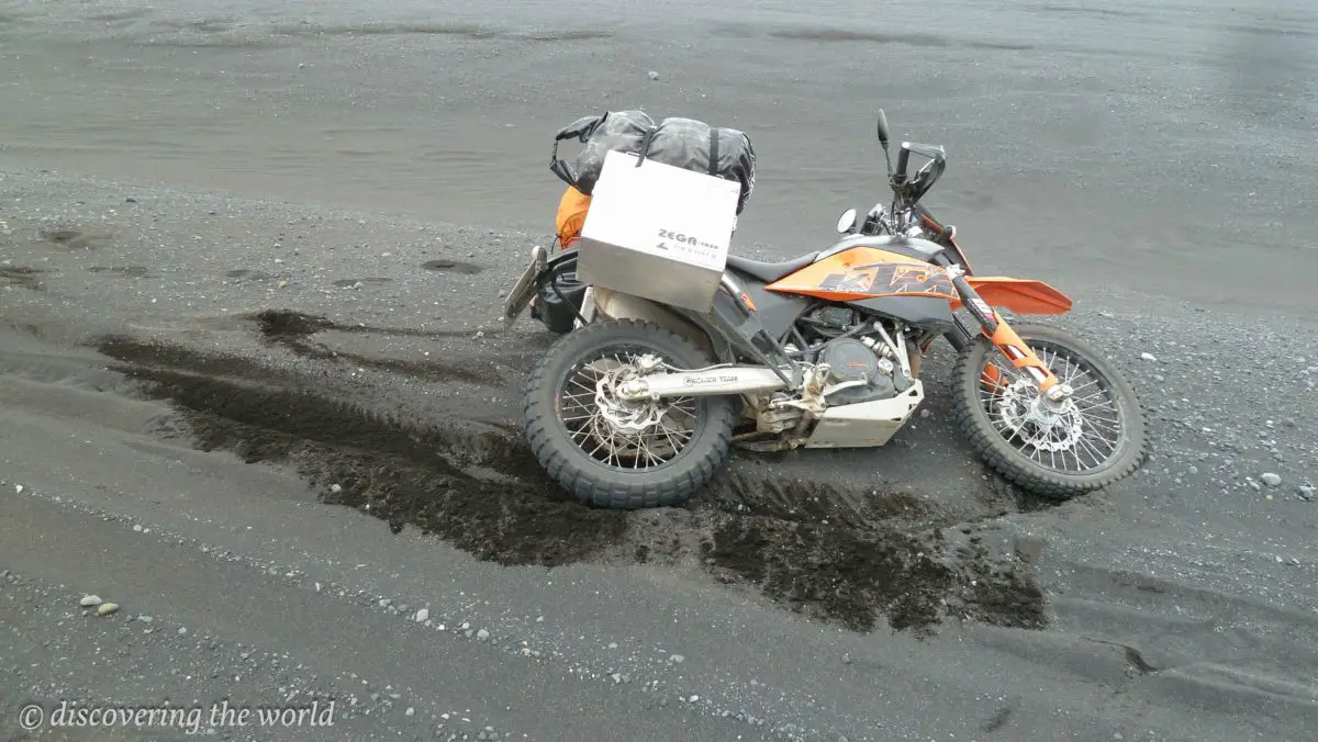 Motorrad umgekippt im Sand