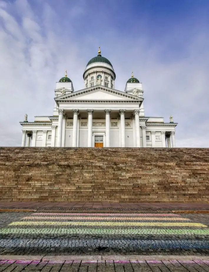 Helsinki Dom mit Regenbogen-Zebrastreifen