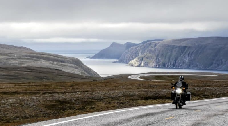 Norwegen Motorrad mit Fjord