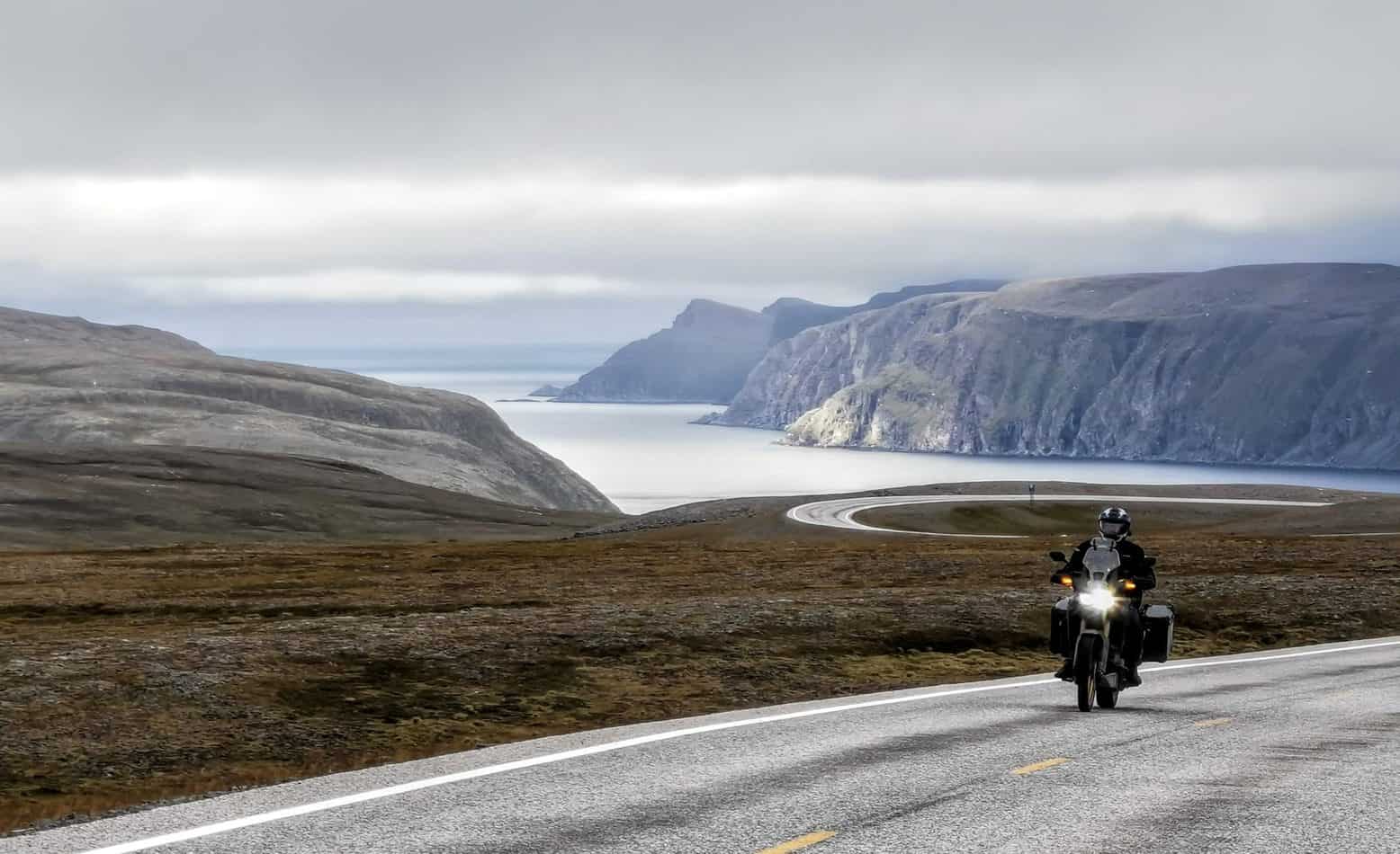 Norwegen Motorrad mit Fjord