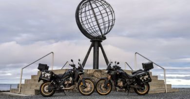 Norwegen Motorräder vor Nordkap-Weltkugel