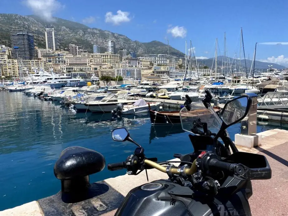 Motorrad am Jachthafen in Monte Carlo