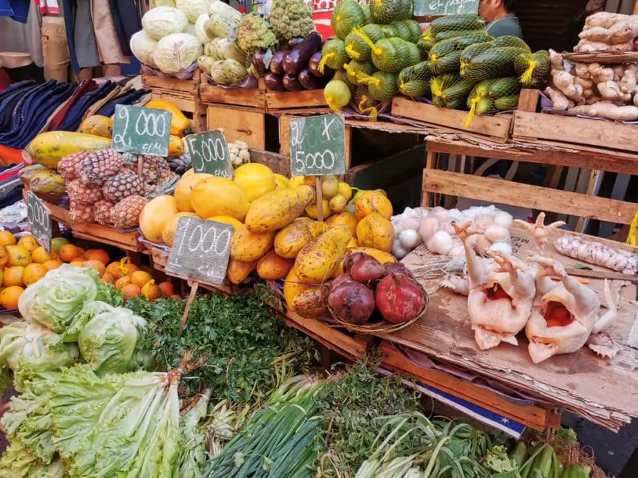 Marktszene mit Obst und Fleisch