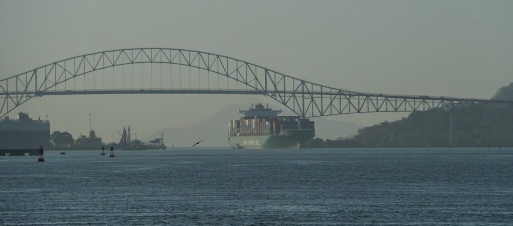 Containerschiff unter Brücke