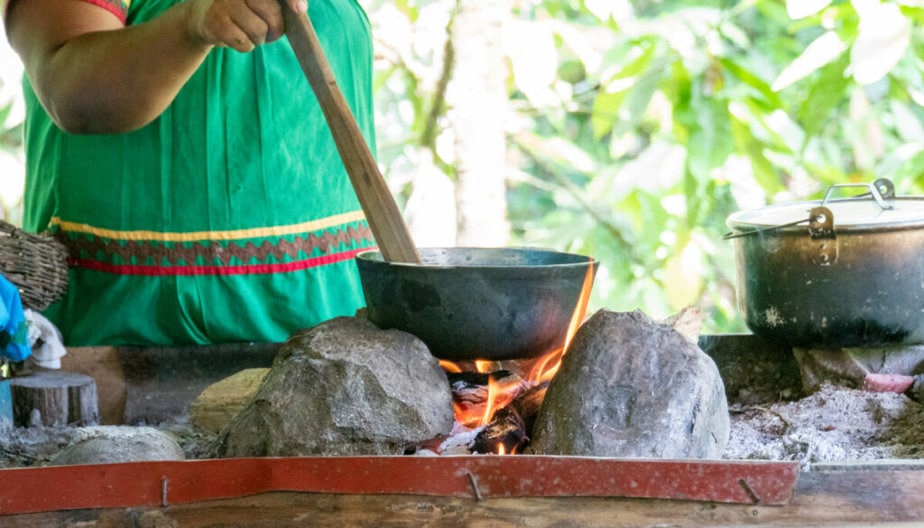 Kakaobohnen werden über dem Feuer geröstet